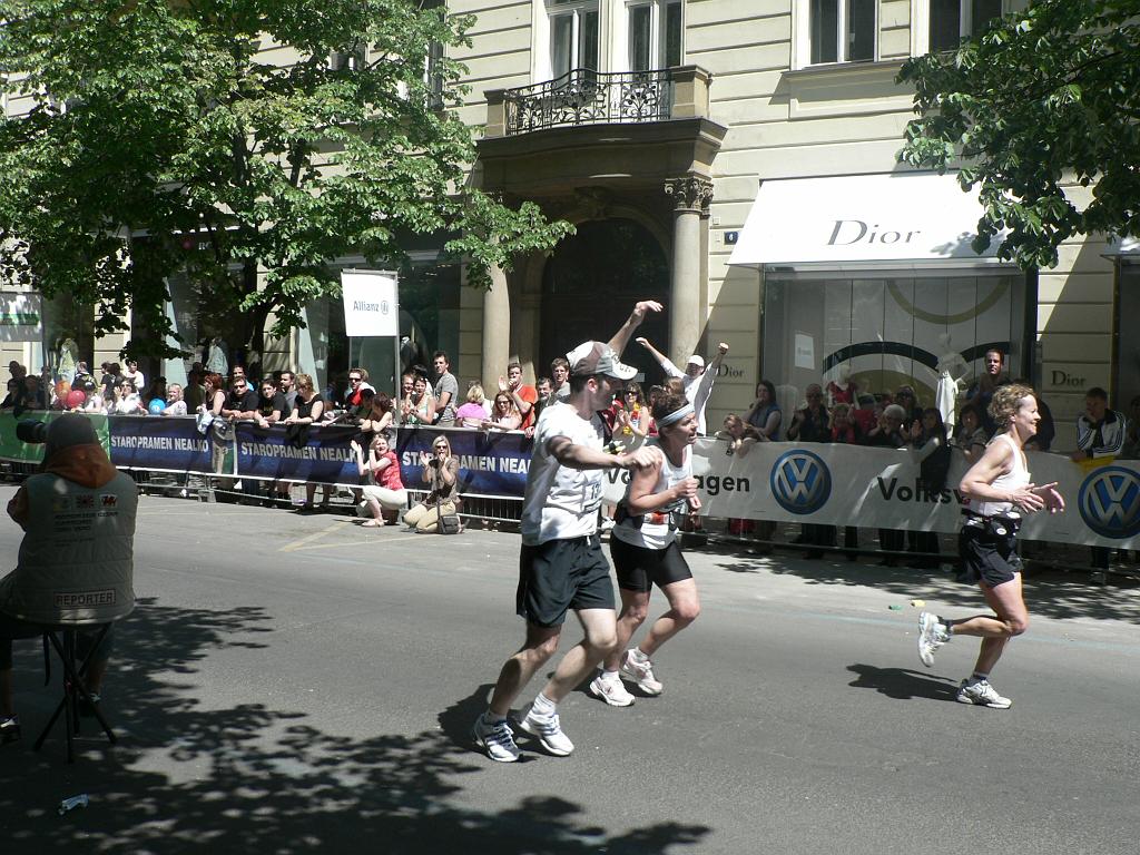 Maraton 08 090.jpg - a běžci i po 42 km mají dost sil na zdravení fanoušků